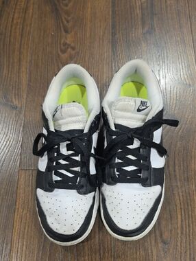 Women's Size 8.5 NIKE DUNKS. In Good Condition.